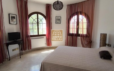 Fantastic villa with large plot, offering privacy and sea views.